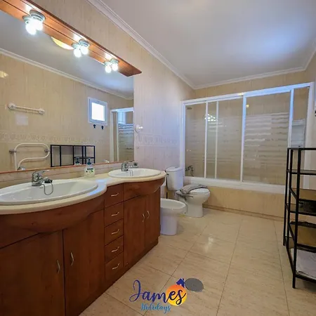 Lovely Three Bed Three Bath Townhouse Pf4 Holiday home