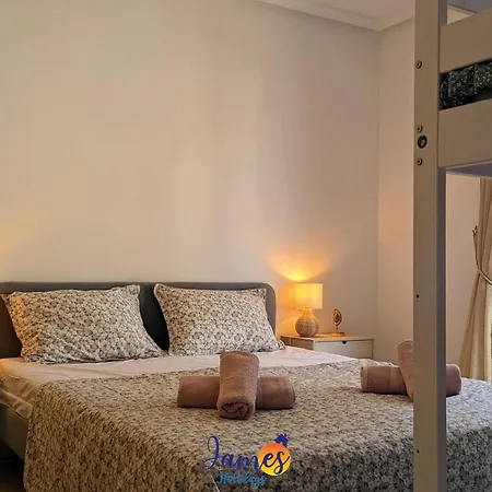 Lovely Three Bed Three Bath Townhouse Pf4